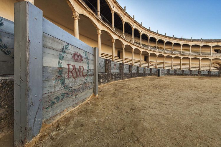 La Real Maestranza de Caballería cede el equipamiento médico del quirófano de la plaza de toros al Hospital de la Serranía