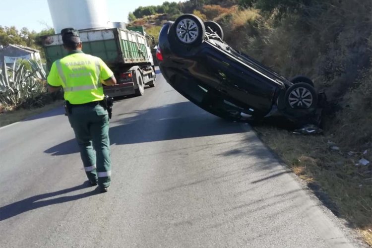 Una persona resulta herida tras volcar su vehículo en la carretera Ronda-Arriate