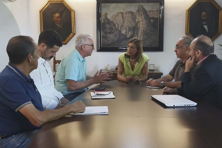 Fernández se reúne con los representantes vecinales de La Planilla para solventar el problema que tiene con el agua esta urbanización