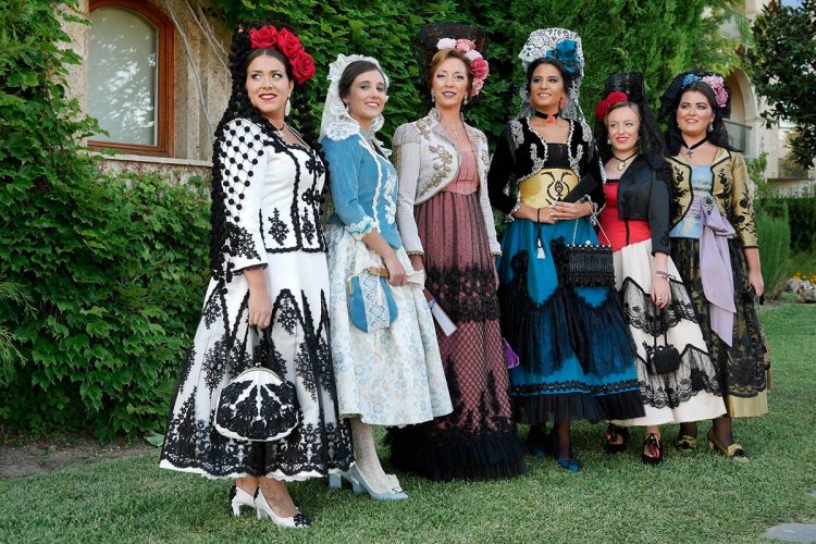 Las Damas Goyescas desvelaron sus trajes en el tradicional posado en el Parador