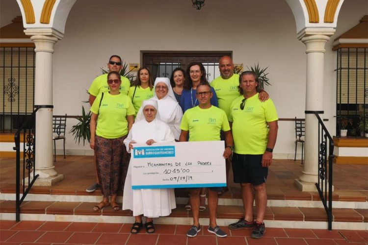 La Asociación de Vecinos de la barriada de San Francisco entrega a las Hermanitas de los Pobres la recaudación de su verbena solidaria