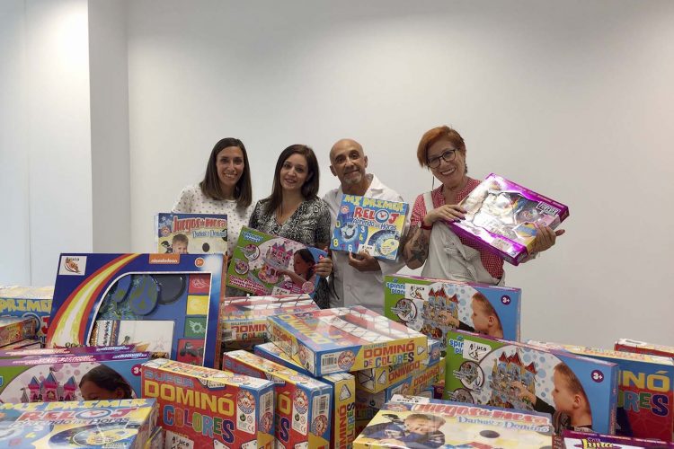 La asociación Ayuca entrega material didáctico y recreativo para la ludoteca del Hospital de la Serranía de Ronda