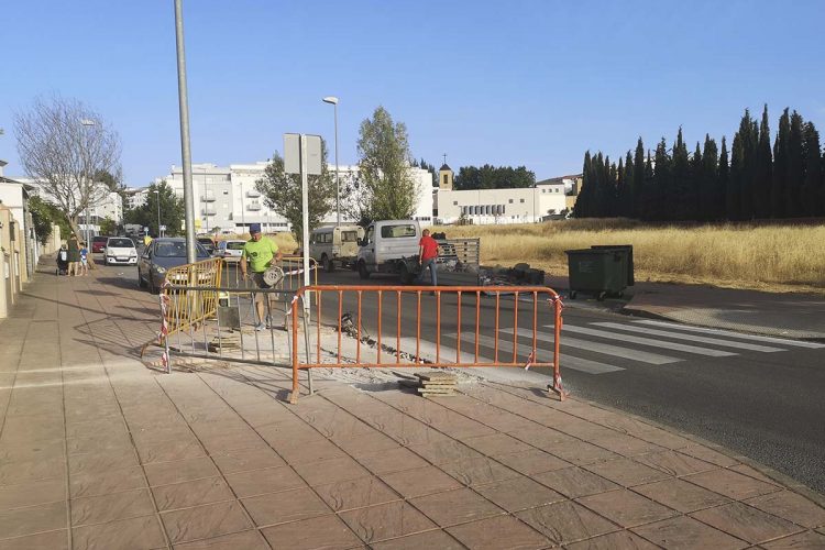 Tráfico sitúa un paso de peatones elevado en la Cruz de San Jorge para evitar que los vehículos circulen a gran velocidad