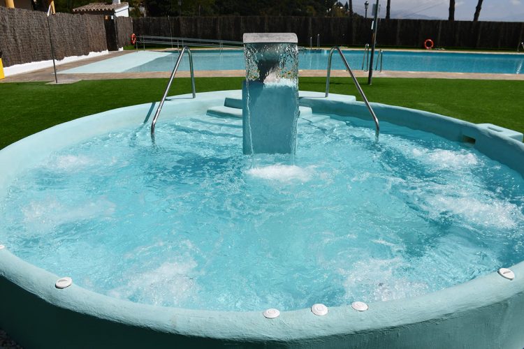 La piscina municipal de Algatocín muestra su renovada imagen tras una inversión de 130.000 euros
