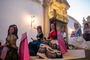 La carroza de las Damas Goyescas, a su paso por la plaza de toros.