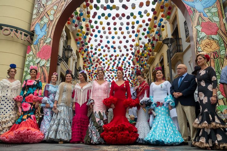 Las Damas Goyescas protagonizan el arranque de la Feria del Centro