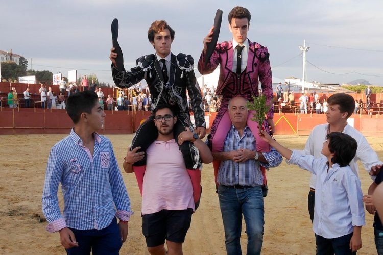 Ignacio Candelas y ‘Moli’ de Ronda abren la puerta grande en la novillada de la feria