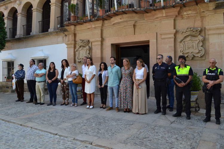 Minuto de silencio a las puertas del Ayuntamiento en repulsa por el triple asesinato machista de Valga