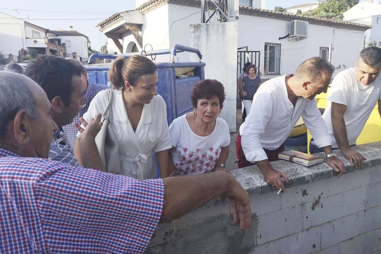 La alcaldesa mantiene una reunión con los vecinos de Los Prados para presentar al nuevo alcalde pedáneo y escuchar sus peticiones