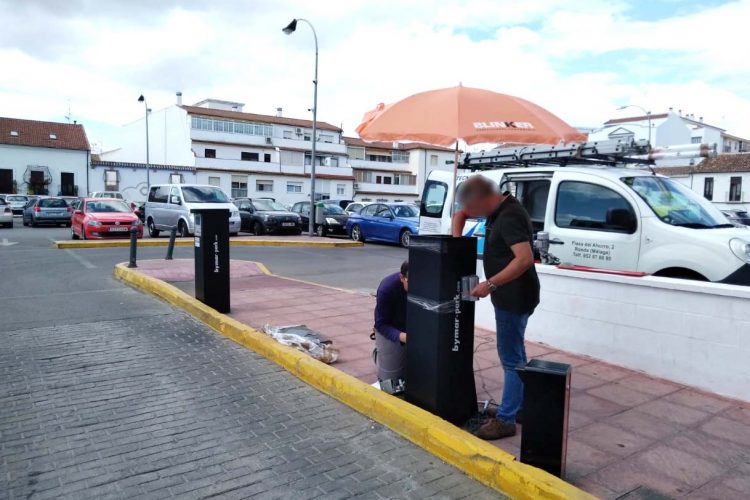 La Policía Local detiene a un hombre por destrozar con sus propias manos la barrera del Cuartel de la Concepción para salir del parking sin pagar