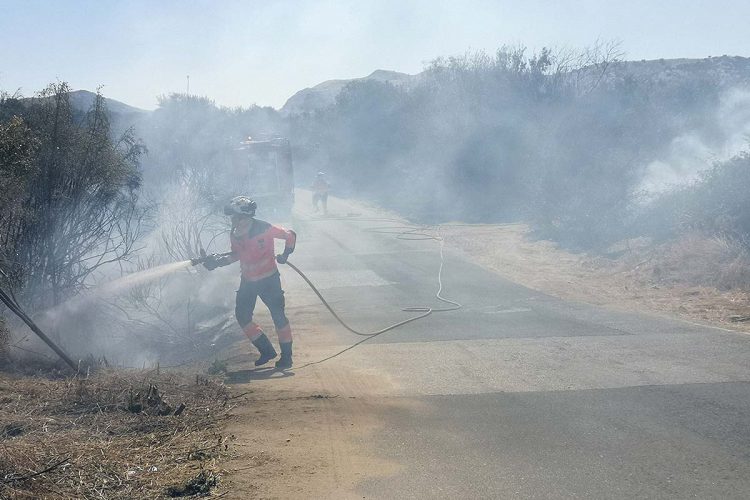 Sofocan a tiempo un incendio declarado a escasos metros de la entrada del barrio de San Francisco