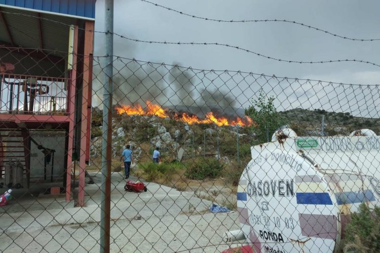 Controlado un incendio junto a una gasolinera en Parauta