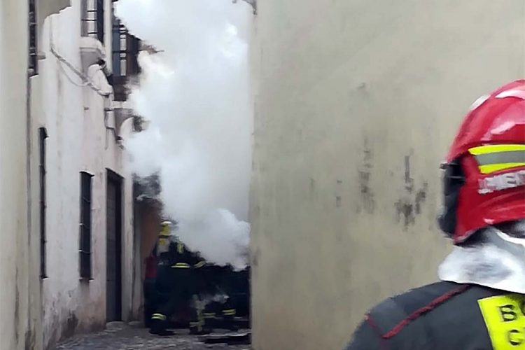 Un incendio en un cuadro eléctrico de Endesa deja esta tarde sin luz a buena parte del casco histórico