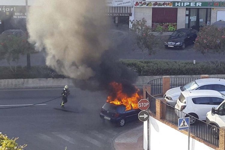 Aparatoso incendio de un turismo cuando circulaba por la avenida de Málaga