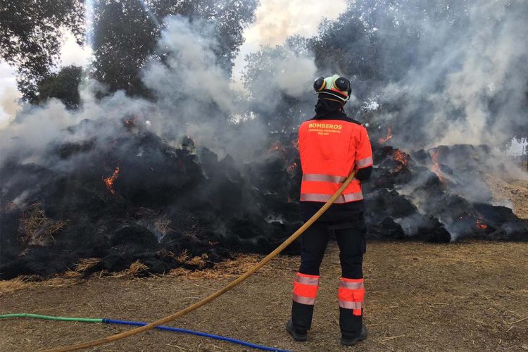 Los bomberos trabajan esta noche en un incendio que se ha declarado en una explotación agroganadera de Los Prados