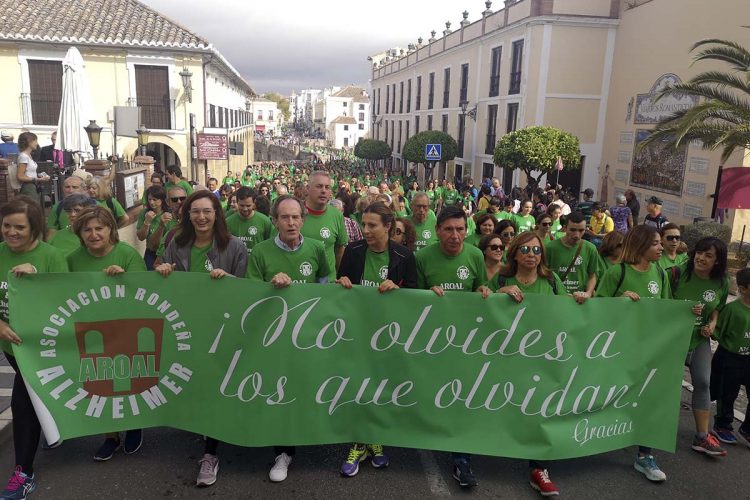 Una ola solidaria cruza Ronda para apoyar a las personas con Alzheimer y a sus familiares