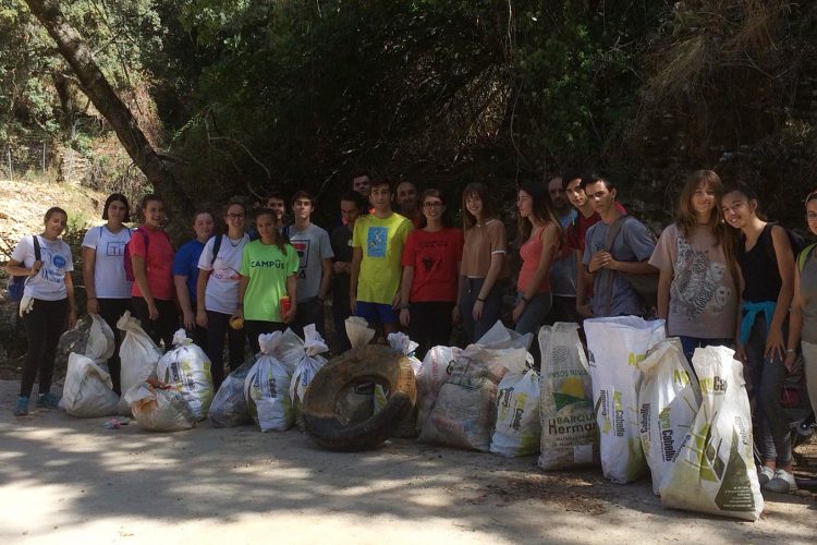 «Quedadas» de jóvenes para proteger el medio ambiente y retirar los plásticos que se acumulan en el Tajo del Abanico