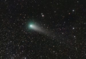 El cometa 21PGiacobini-Zinner fotografiado el 12 de Agosto de 2018 rozando el borde de la Vía Láctea en Casiopea más denso de estrellas (abajo).