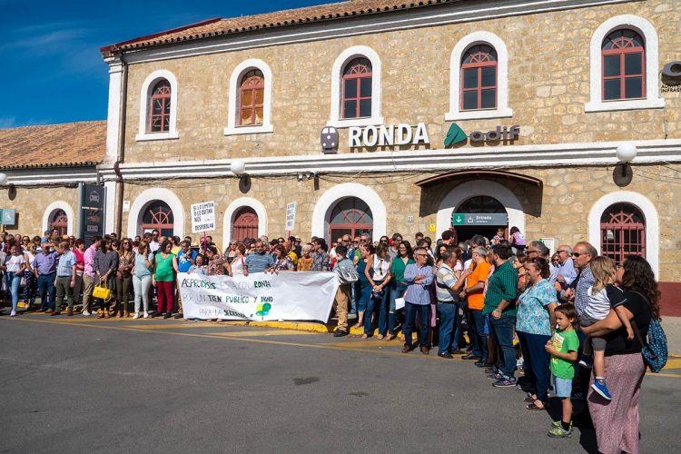 La concentración en defensa de un tren digno reúne a más de 200 personas frente a la estación