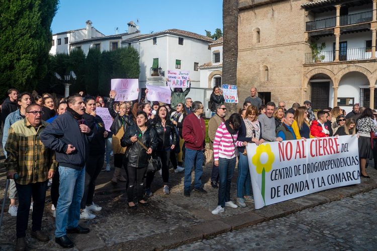 Un centenar de personas exige al Ayuntamiento medidas para evitar el cierre de ARDE