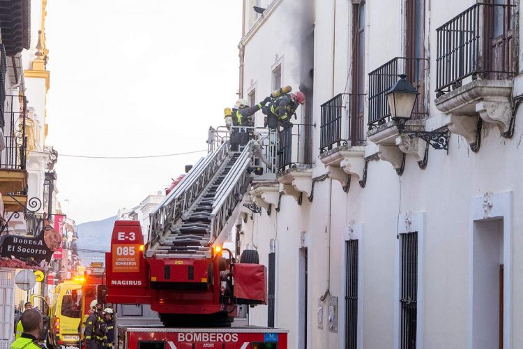 Los bomberos sofocan un incendio originado en la cocina del restaurante del Casino
