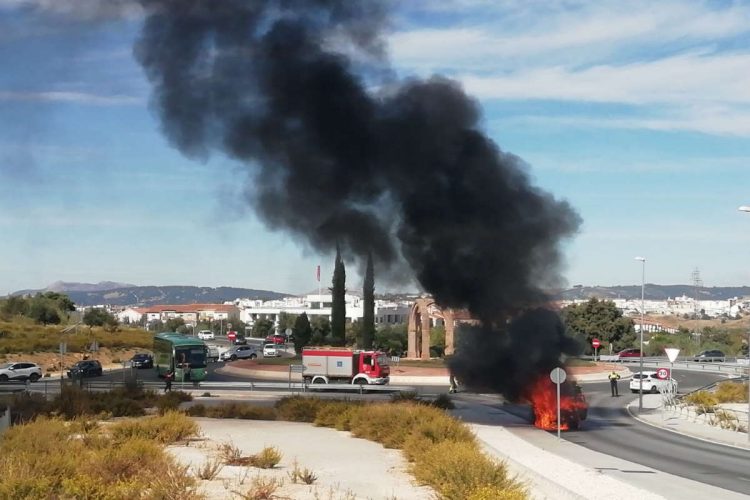 Un incendio calcina un vehículo en la rotonda de acceso al hospital