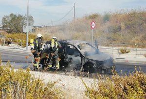 Los bomberos trabajan en la extinción.