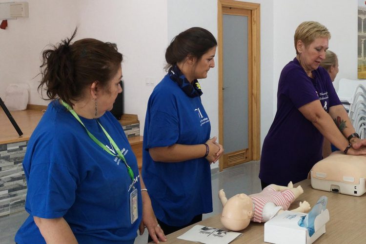 Miembros de ‘FibroRonda’ y ‘Fidelis et Fortis’ aprenden reanimación cardiopulmonar