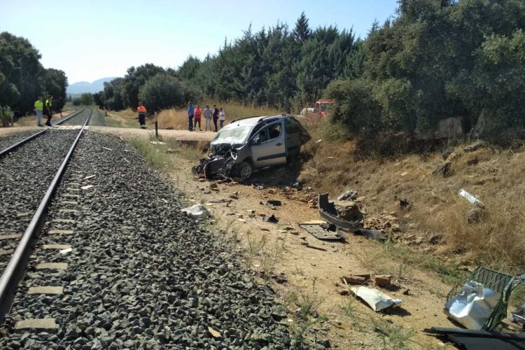 Un hombre resulta herido tras ser arrollado su coche por un tren en un paso a nivel de Parchite