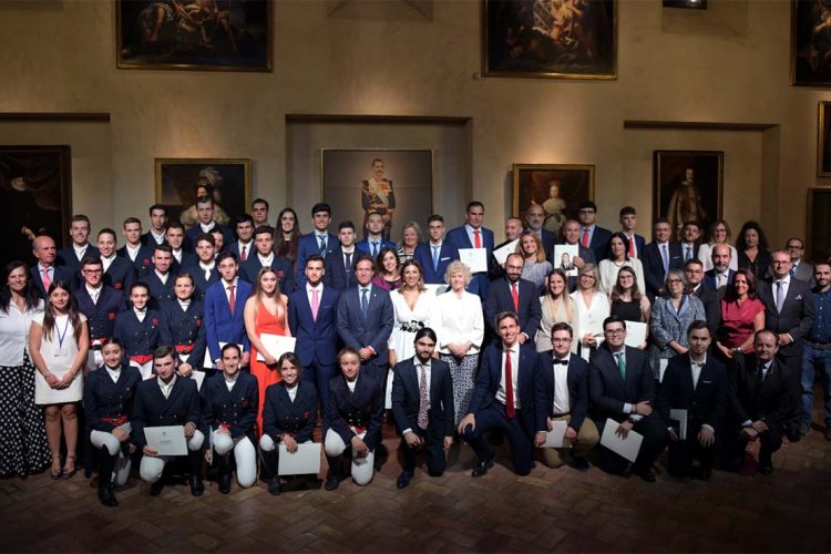La Real Maestranza de Caballería entrega las becas y premios a los estudiantes más destacados de la comarca de Ronda