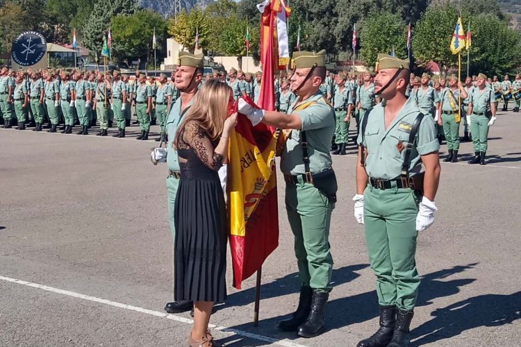 Jornada patriótica en el cuartel de la Legión con más de 700 civiles jurando la Bandera de España