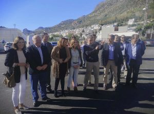 La alcaldesa de Ronda ha acompañado a los consejeros durante su visita a Benaoján.