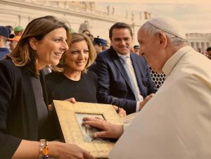 Maripaz Fernández y Maricarmen Martínez en la recepción con el Papa Francisco.