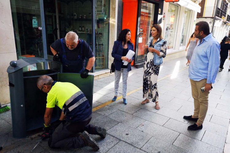 El Ayuntamiento sitúa 30 papeleras de gran capadidad y más estéticas en la carrera Espinel