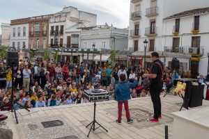 Actuación de O Mago Paco en la Plaza del Socorro.