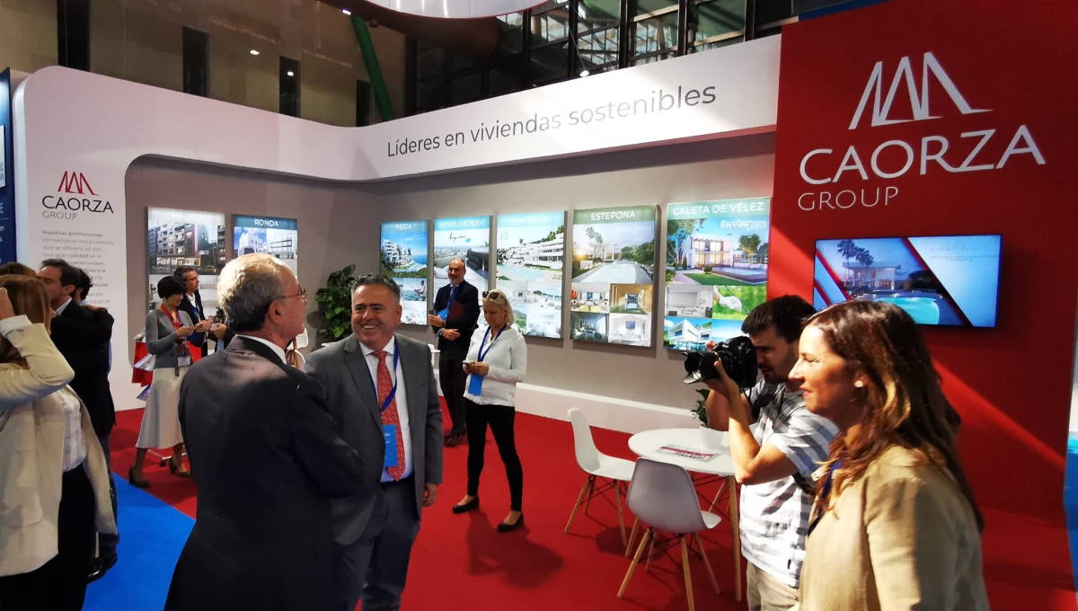Francisco de la Torre, alcalde de Málaga, y Marifrán Carazo, consejera de Fomento, visitaron el stand de Caorza.
