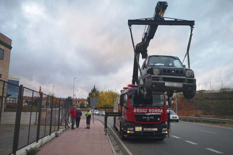 Un hombre pierde el control de su vehículo y lo empotra contra las instalaciones de la Policía Local