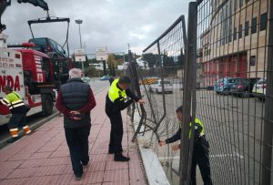 Daños en el vallado exterior de la Jefatura de Policía Local.