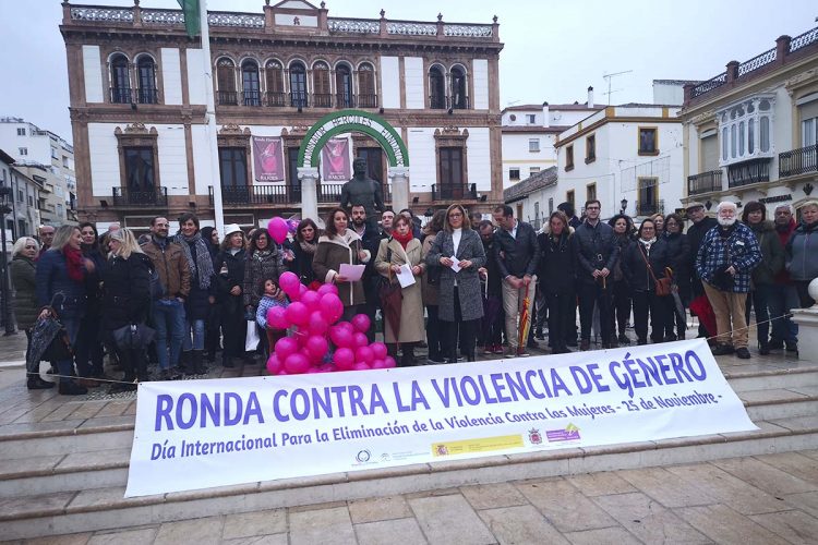 Ronda reivindica en la plaza del Socorro el fin de la violencia de género