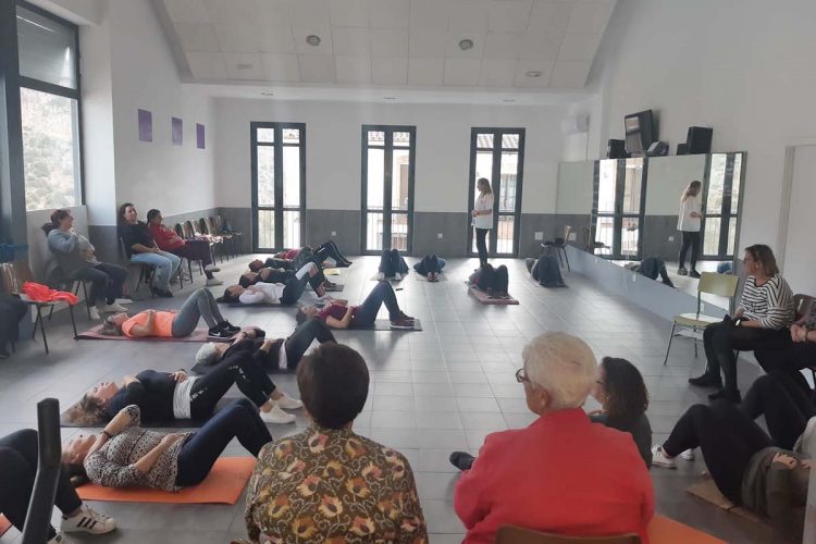 Una treintena de personas cuidadoras participan en un taller de autocuidados organizado por la Unidad de Gestión Clínica de Benaoján