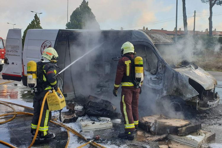 Un incendio calcina una furgoneta en la gasolinera de Cuevas del Becerro