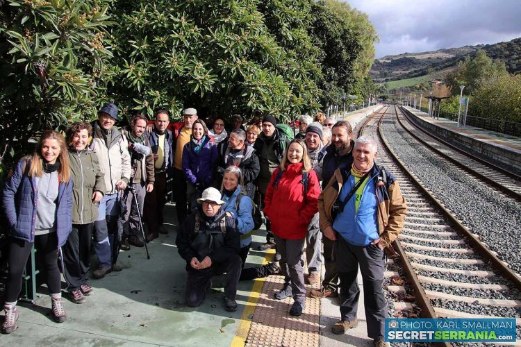 Vecinos de la Serranía recorren el viejo sendero que discurre entre Benaoján y Jimera de Líbar para reclamar la mejora de la línea del tren