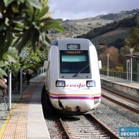 Paso del ferrocarril por una de las estaciones de la Serranía.