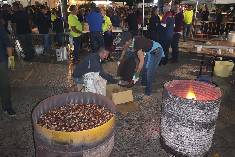 Miles de personas celebran el Día de Todos los Santos con el tradicional tostón del barrio de San Francisco