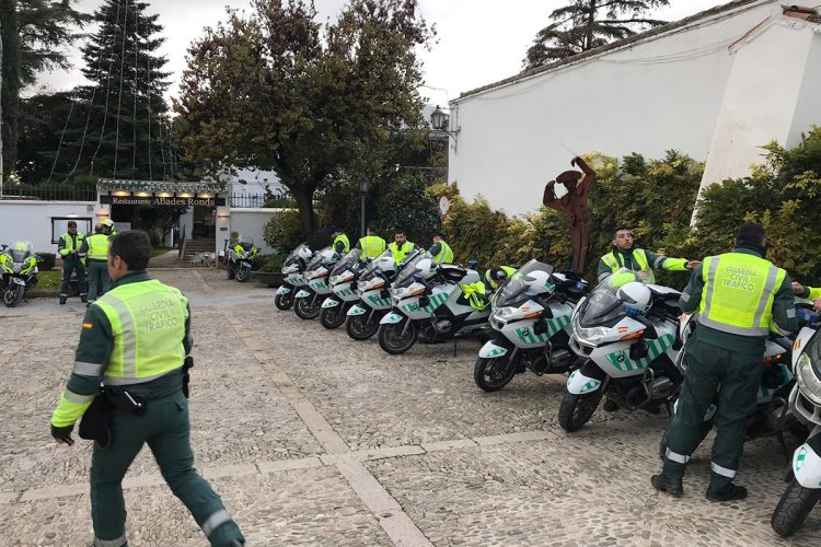 Medio centenar de agentes de la Escuela de Tráfico de la Guardia Civil hacen escala en Ronda durante su formación como motoristas