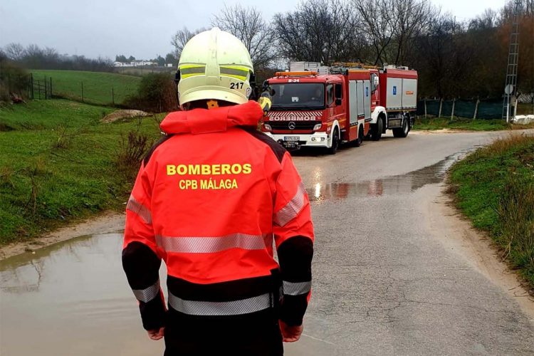 La alerta naranja en la Serranía por fuertes rachas de viento y lluvia hace que los bomberos refuercen su dispositivo de seguridad