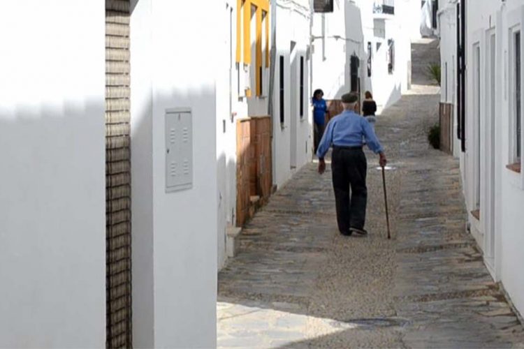 Los mayores de 65 años y las personas con discapacidad ya pueden solicitar las ayudas de la Diputación para adaptar sus viviendas