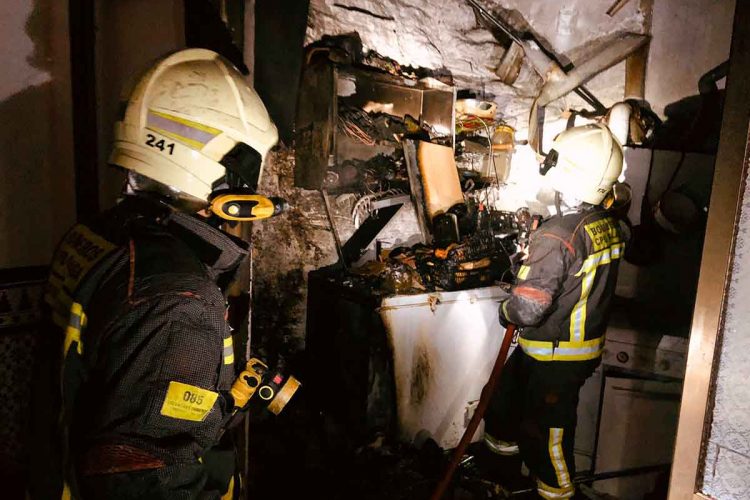 Cuatro personas resultan afectadas en un incendio declarado en una vivienda de Arriate