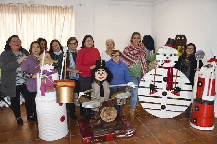 Vecinas de Jubrique crean con sus propias manos adornos navideños para el pueblo