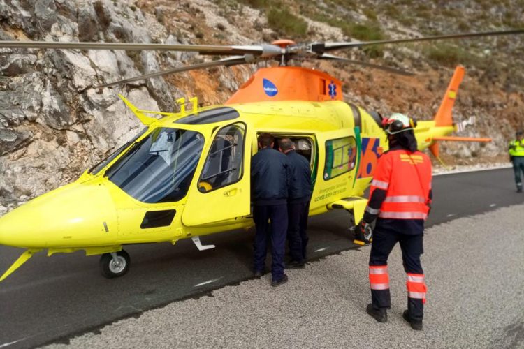 Un motorista resulta gravemente herido tras chocar con un camión en la carretera A-397 Ronda-San Pedro de Alcántara